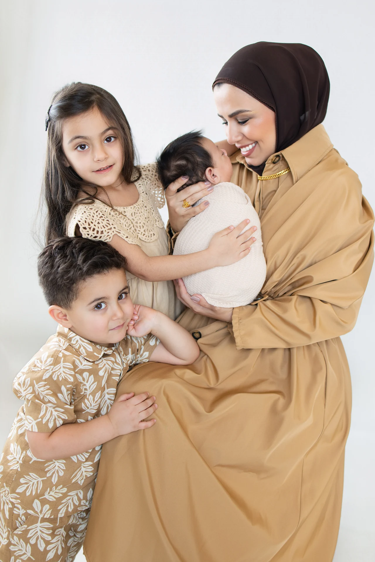 صورة عائلية لأم تحمل مولودها مع طفلين في تالا